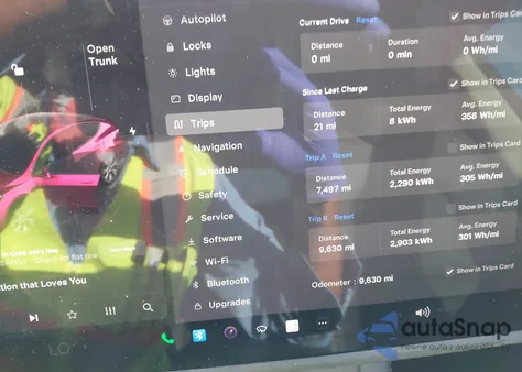 2023 Tesla Model Y Awd/Long Range Dual Motor All-Wheel Drive z USA, uszkodzony, nr VIN 7SAYGDEE0PF928836